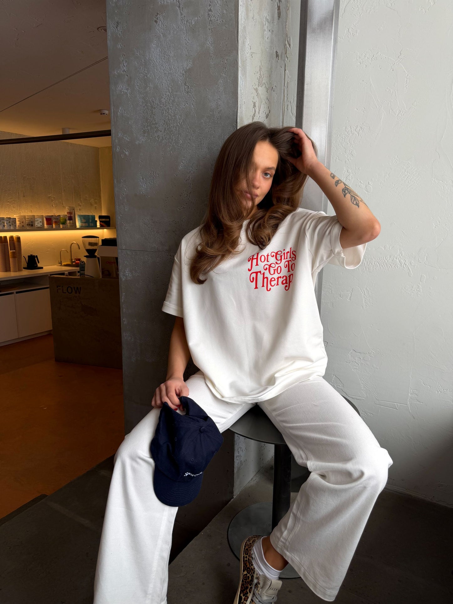 Футболка «Hot girls go to the therapy»