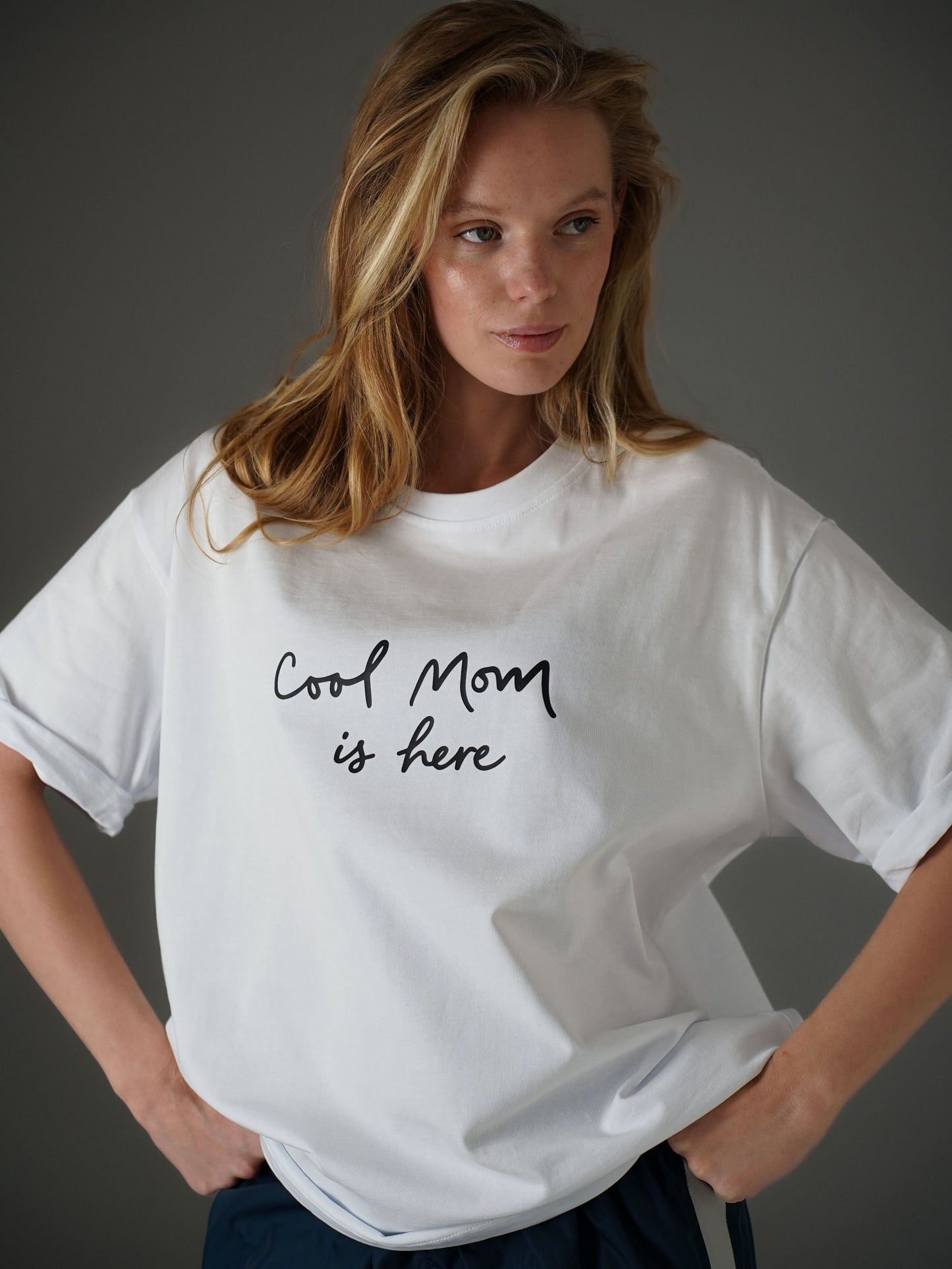 Футболка «Cool mom is here»