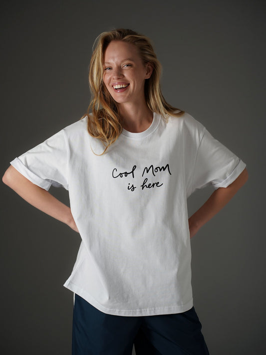 Футболка «Cool mom is here»