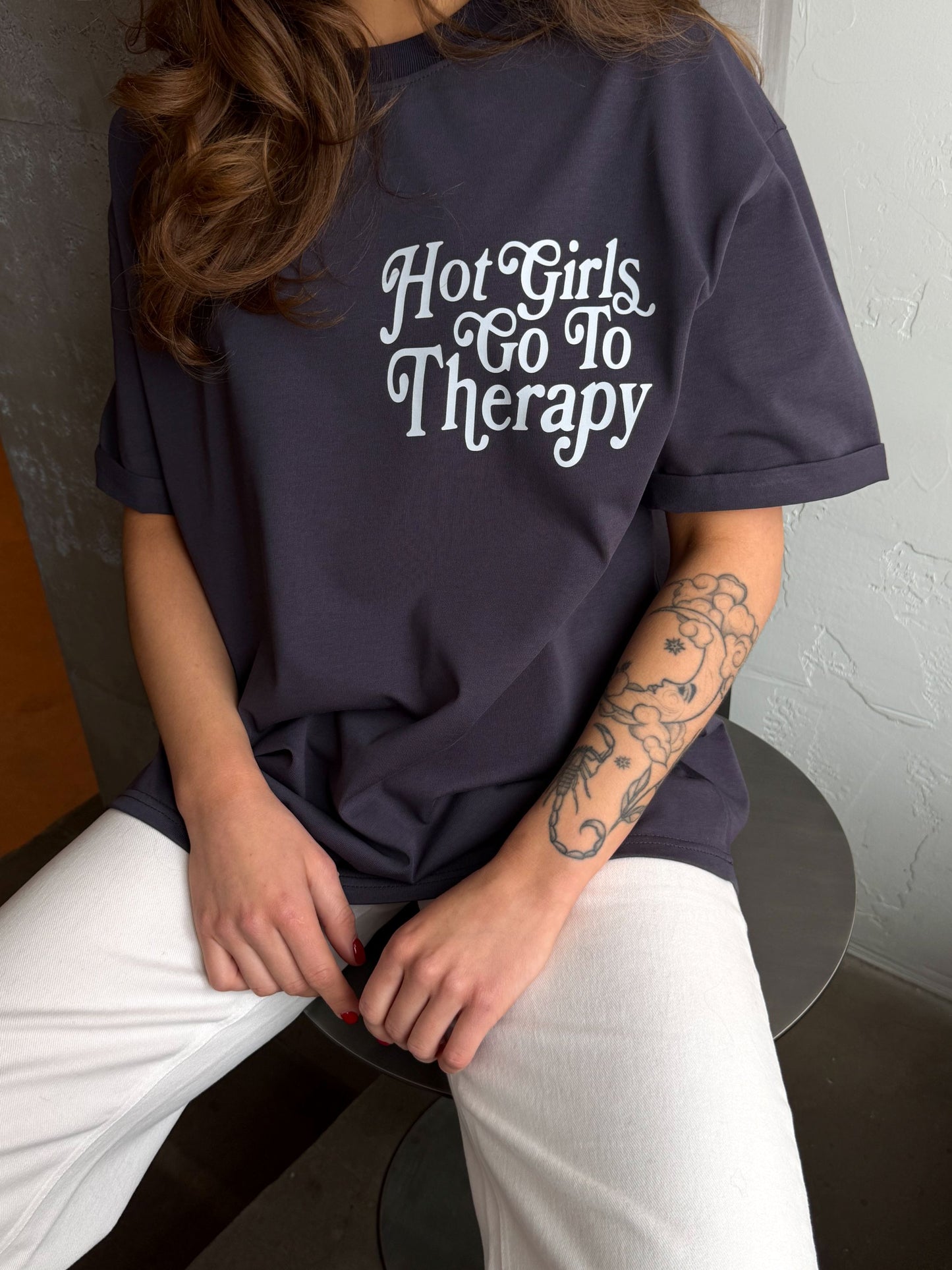 Футболка «Hot girls go to the therapy»