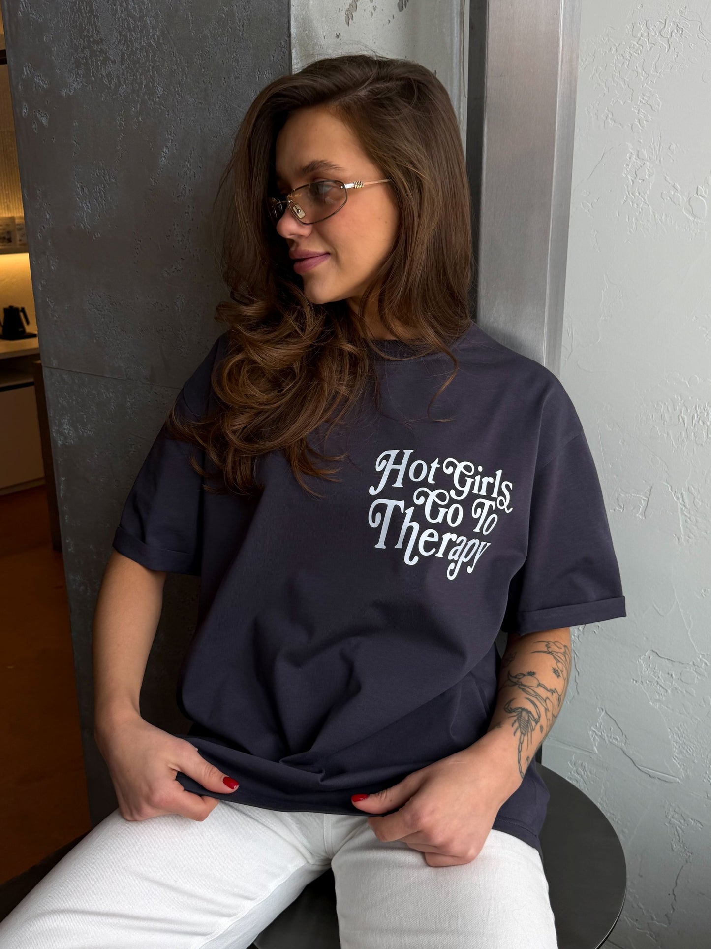 Футболка «Hot girls go to the therapy»