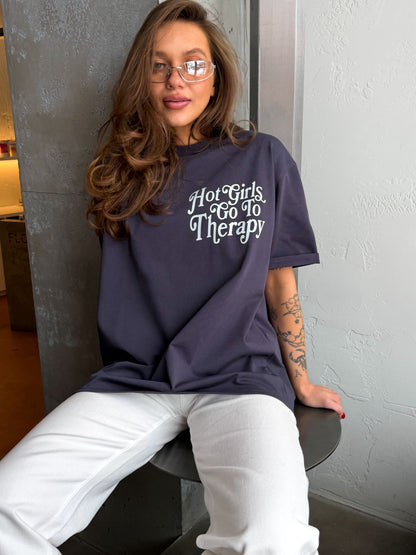 Футболка «Hot girls go to the therapy»