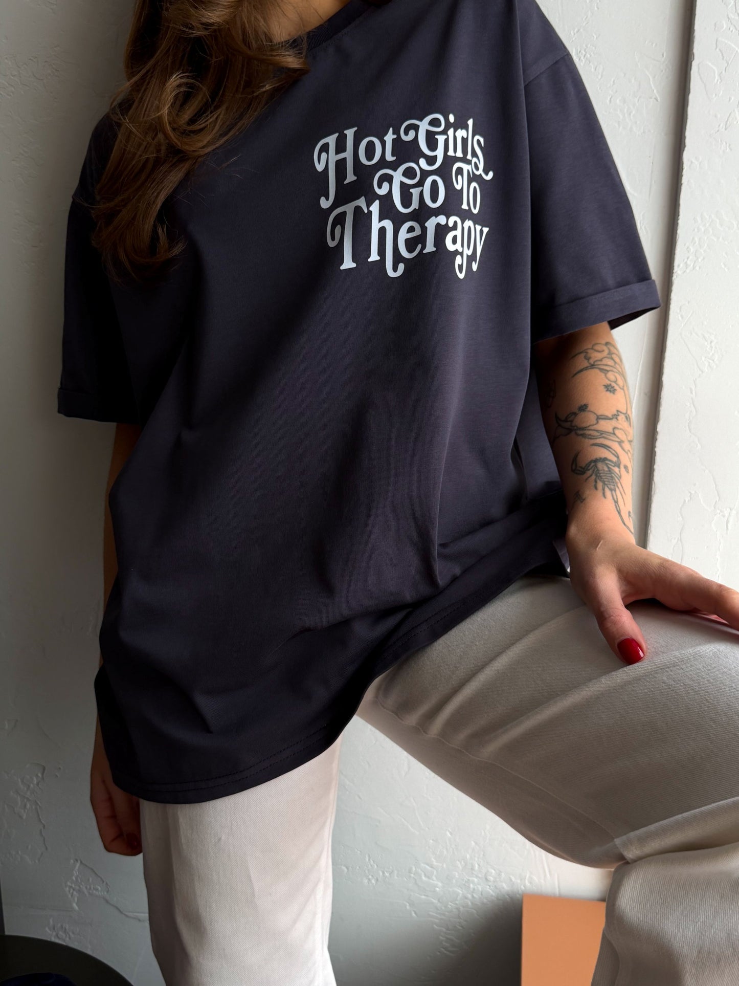 Футболка «Hot girls go to the therapy»