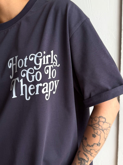 Футболка «Hot girls go to the therapy»