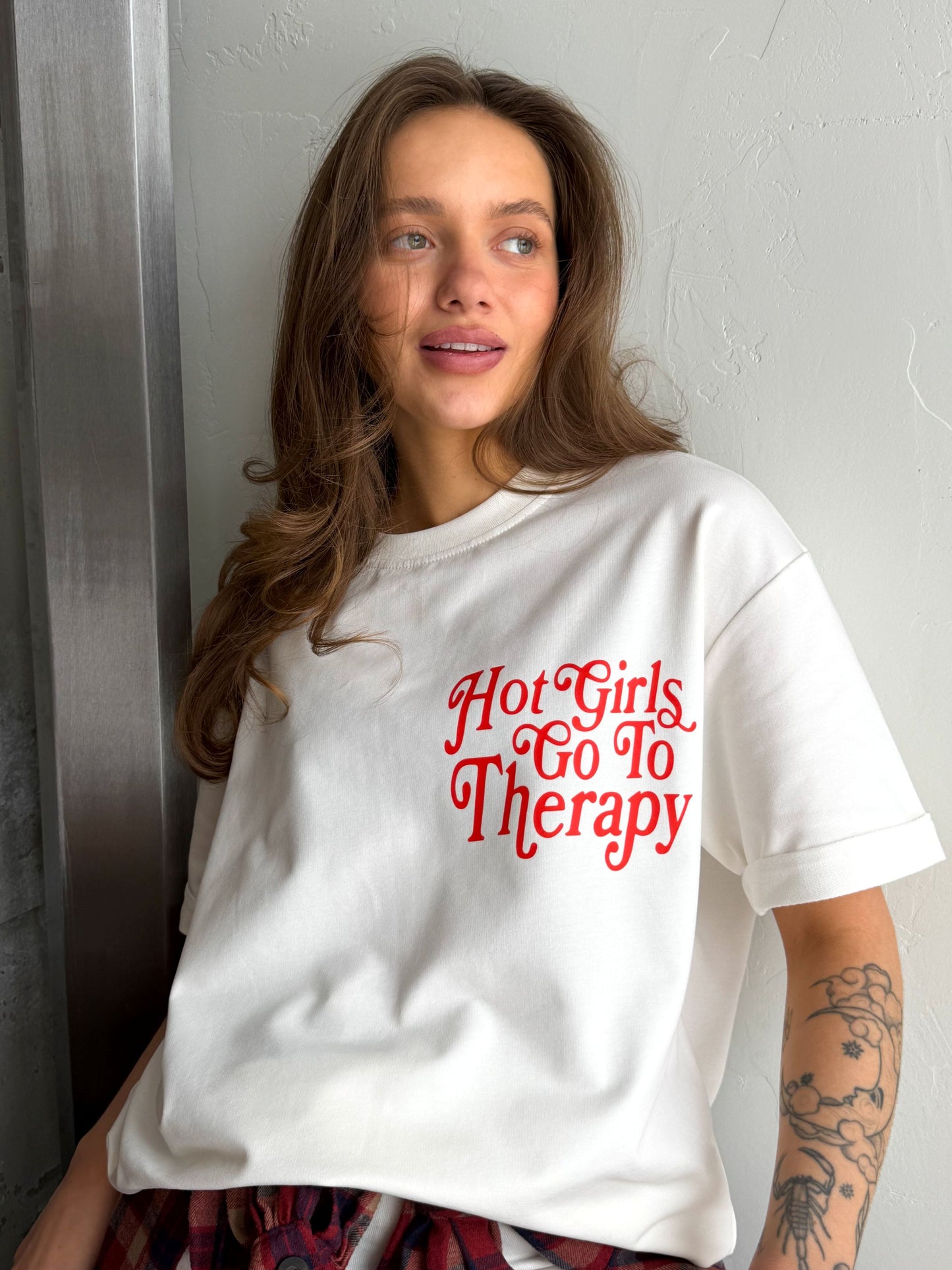 Футболка «Hot girls go to the therapy»