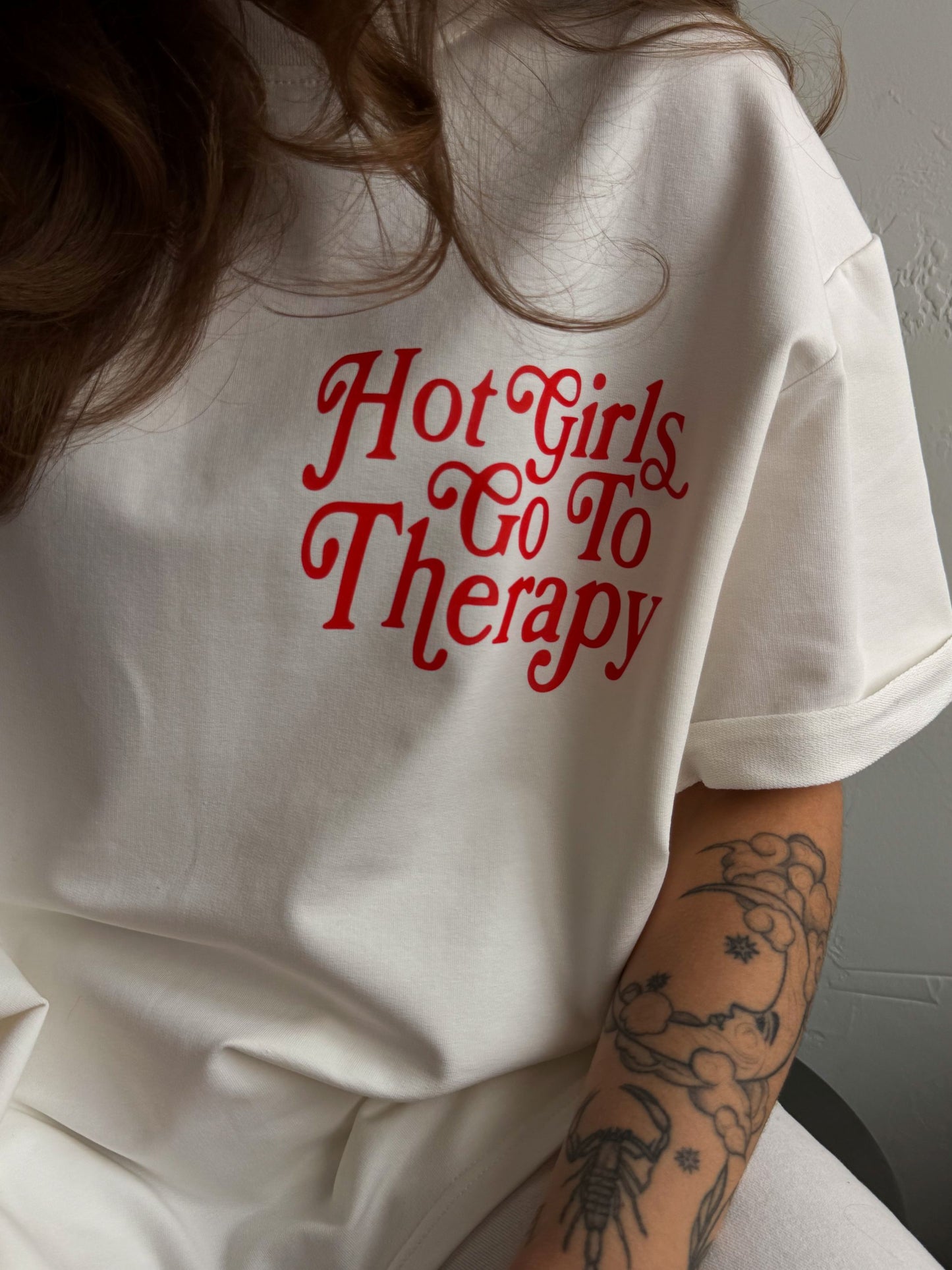 Футболка «Hot girls go to the therapy»
