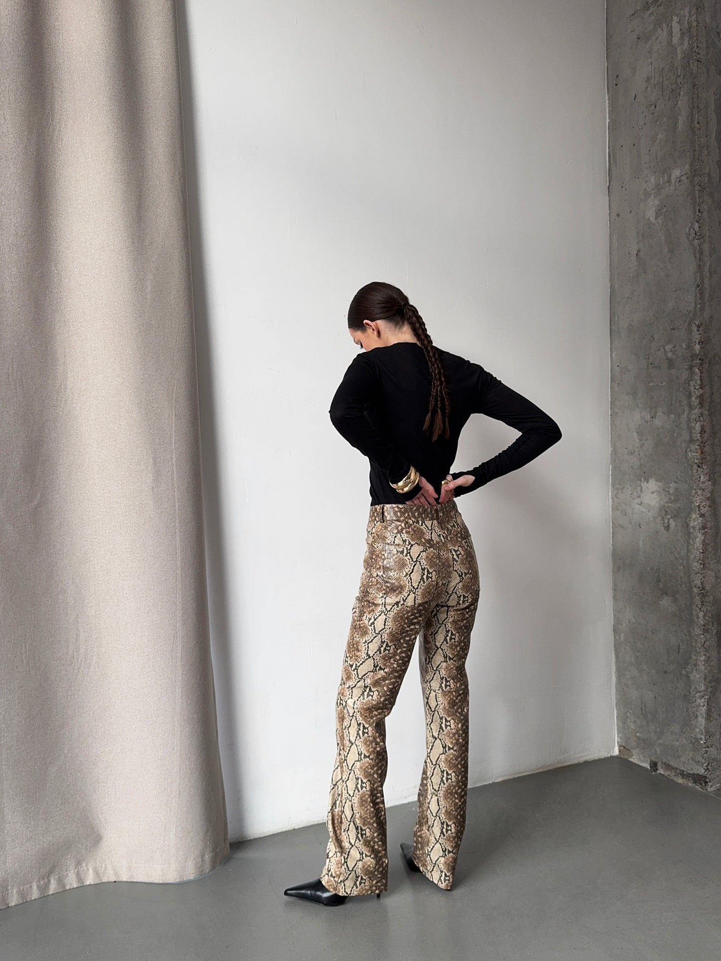 Штани з еко-шкіри з принтом