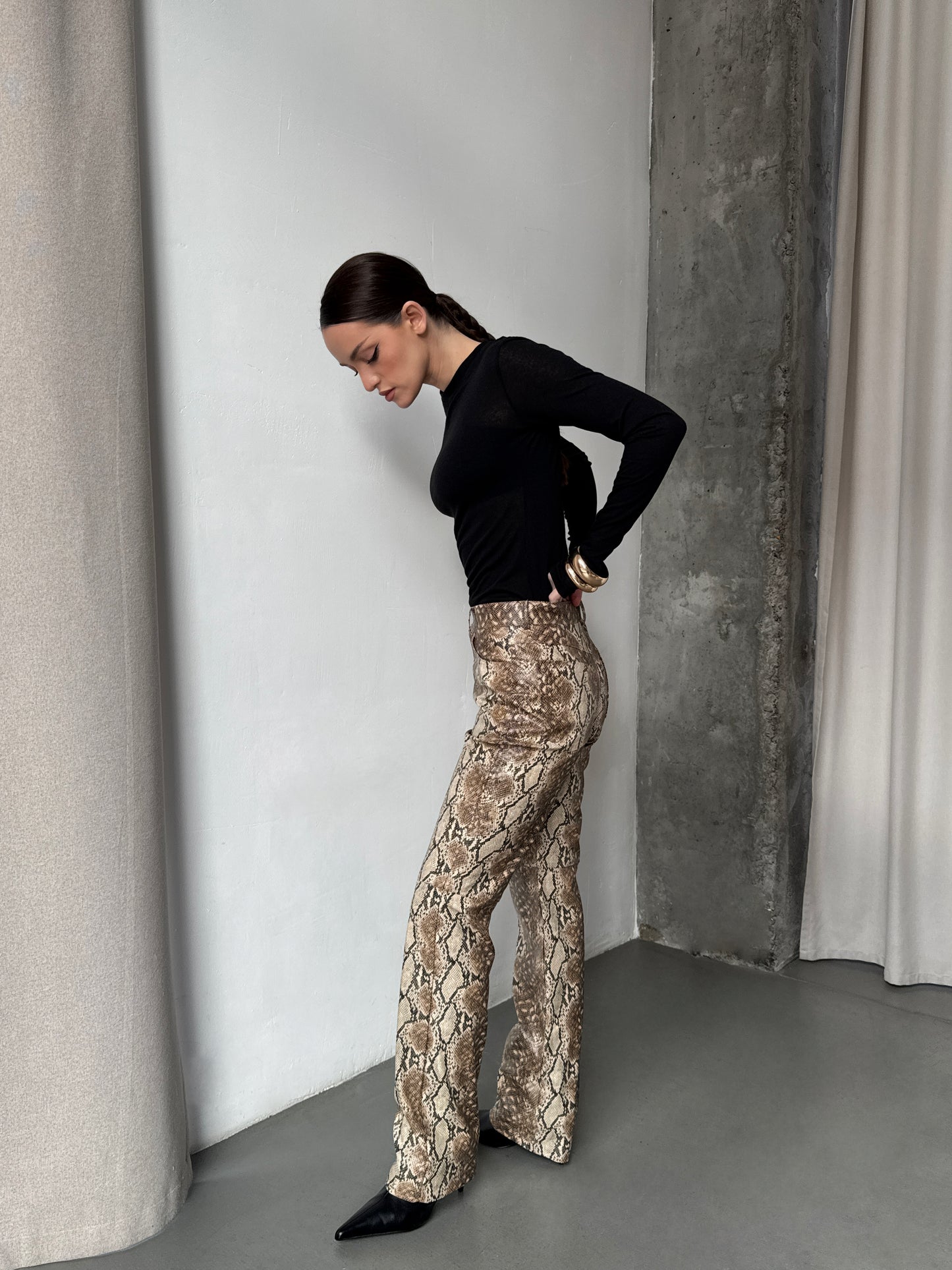 Штани з еко-шкіри з принтом